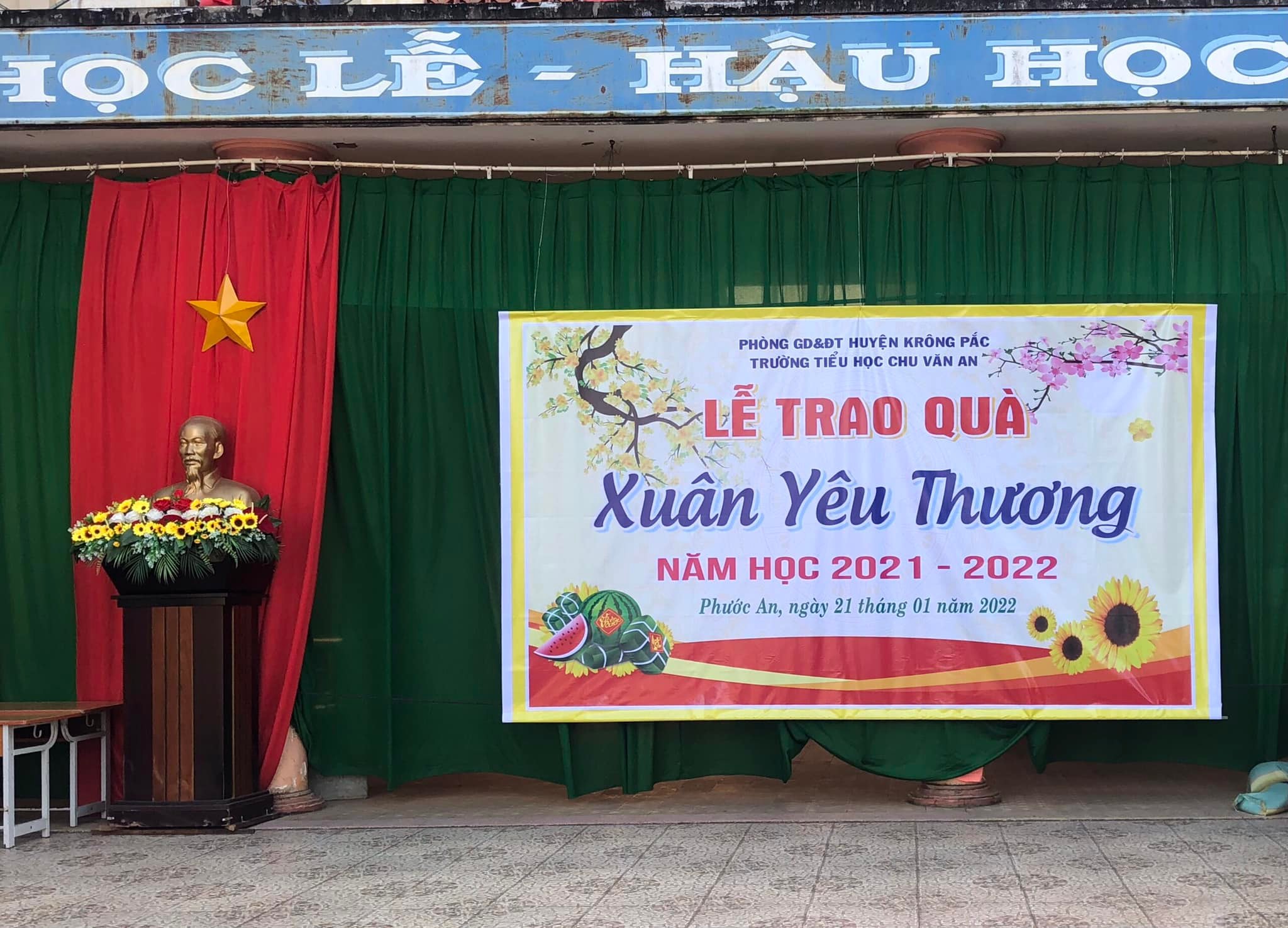 TRAO QUÀ TẾT CHO HỌC SINH NGHÈO VÀ HS KHÓ KHĂN NHÂN DỊP MỪNG XUÂN NHÂM DẦN 2022 TRAO QUÀ TẾT CHO HỌC SINH NGHÈO VÀ HS KHÓ KHĂN NHÂN DỊP MỪNG XUÂN NHÂM DẦN 2022